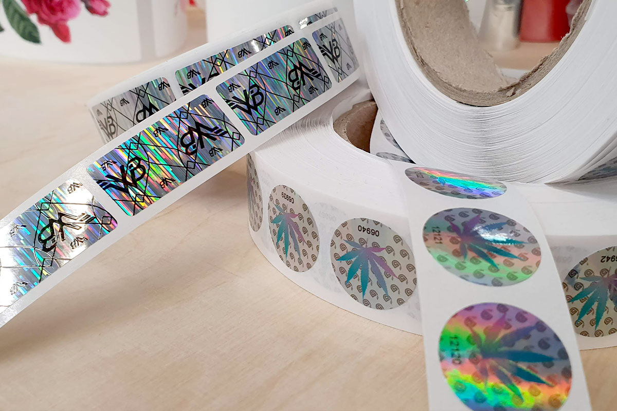 Selbstklebeetiketten auf weißer Folie Kaltprägung + Digitaldruck