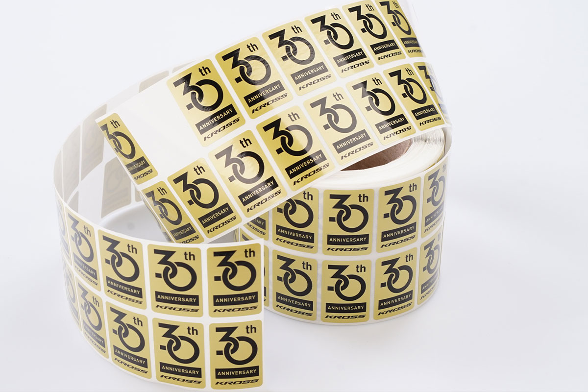 selbstklebendes Etikett auf OUTDOOR-Folie Digitaldruck golden Pantone